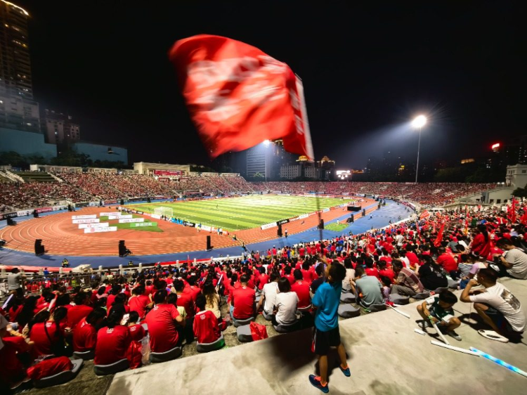 体育场在改, 揭幕战的逆