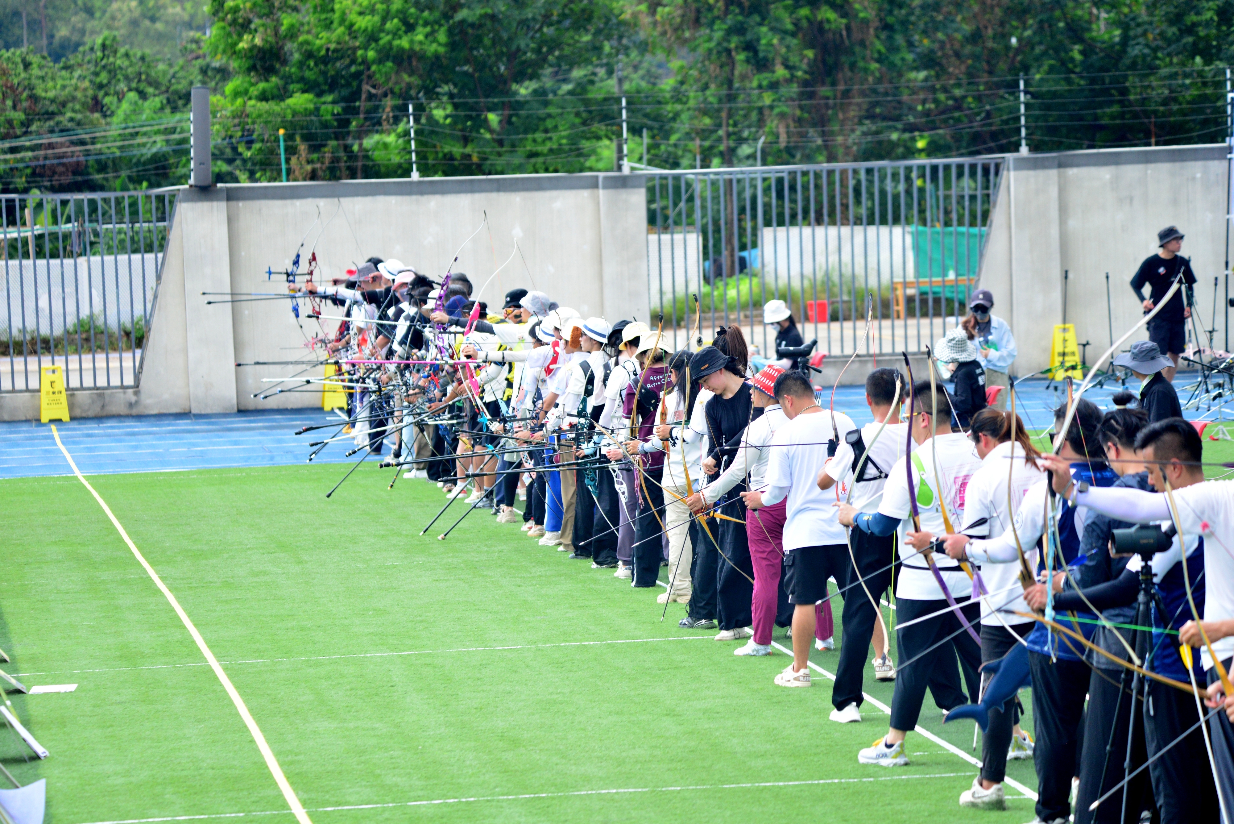 吸引了来自, AA, https